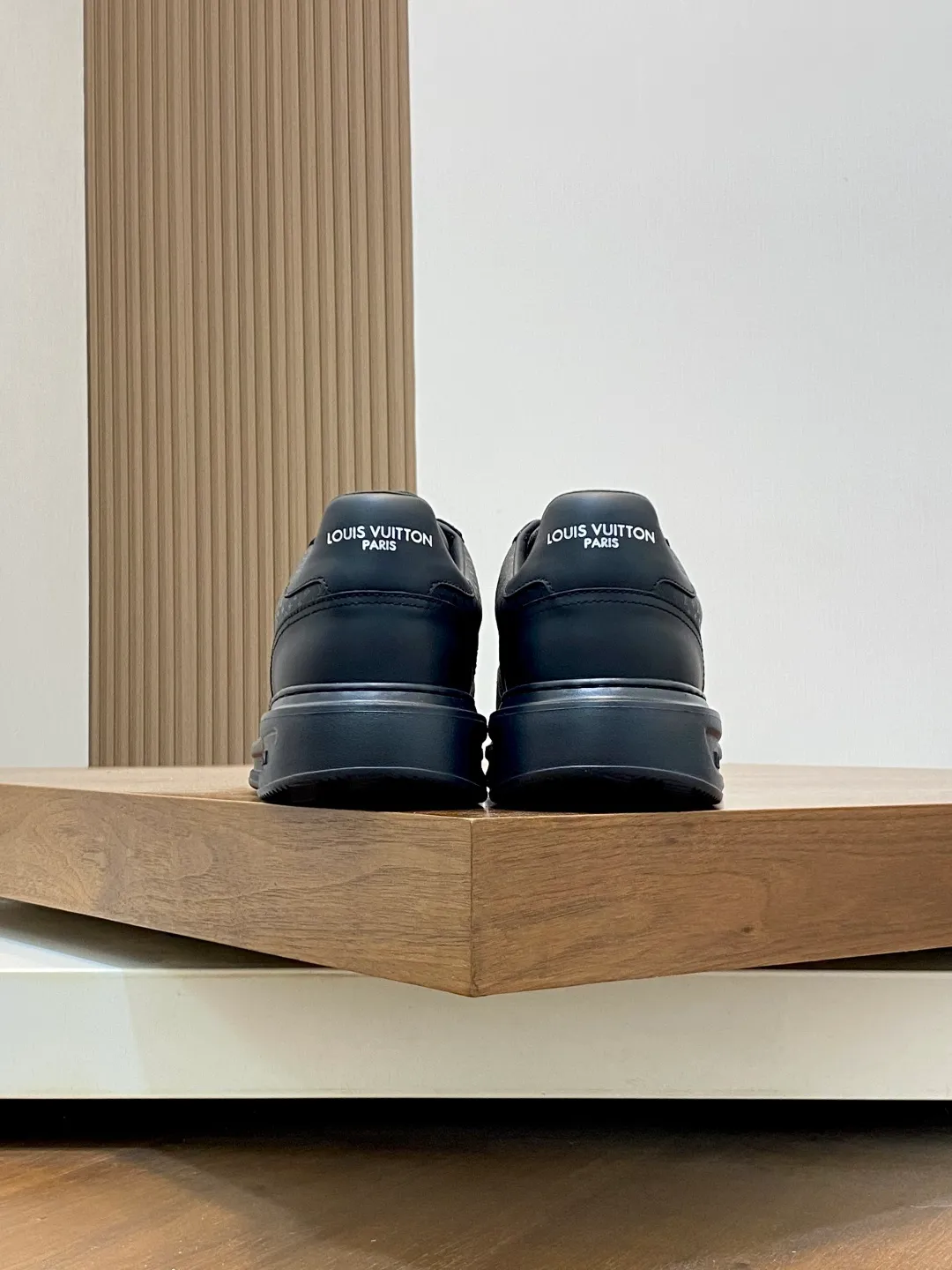 Factory price: 400💰LV🆕 New men's high-end casual sports shoes, using imported first-layer cowhide silk-screened brand lougou, original ultra-light men's shoes 💰u outsole, wear-resistant and comfortable, Monogram lougou embellished rubber outsole, breathable mesh lining, versatile classic style! Size: 38-44 (.45, 46 customized)